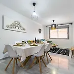 Bajo Urbano Boutique En Carlos Haya Con Terraza Y Parking
