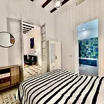 Picasso\'S Deluxe Puerta Verde