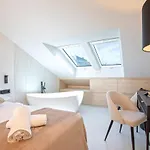Magnificent Renovated 2Bd 2Bth Duplex With Terrace - City Centre