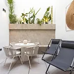 Magnificent Renovated 2Bd 2Bth Duplex With Backyard - City Centre