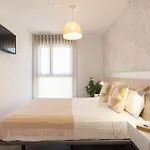 Skyline IV Pool & Coworking By Ele Apartments