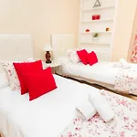 Spanish Apartment Into Cathedral Square By La Recepcion
