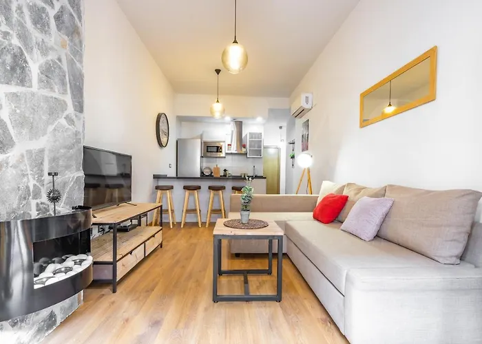 Cozy Flat With Common Pool & Parking - Center By Rems