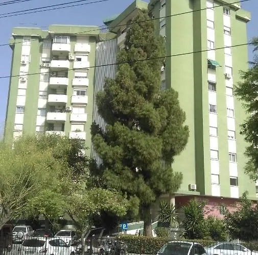 Piso Muy Amplio En Malaga .
