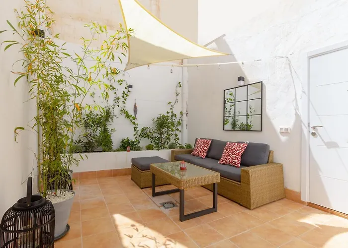 Precioso apartamento con patio y dos habitaciones en el barrio de Picasso