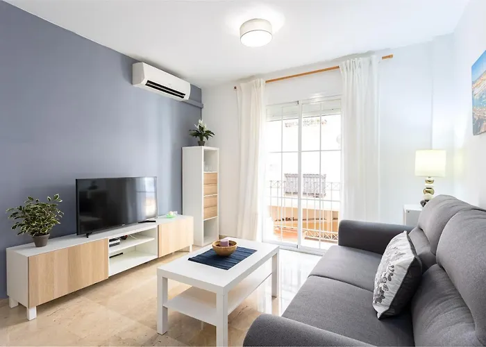 Holidays2Malaga Capuchinos French Balconies, Private Parking, Wifi & Air Con