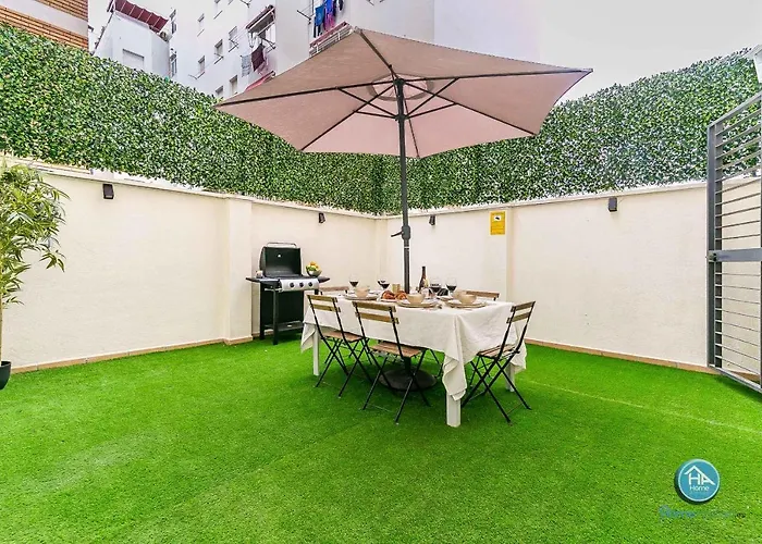Bajo Urbano Boutique En Carlos Haya Con Terraza Y Parking