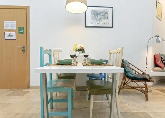 -Malagasunapts-Central And Cozy