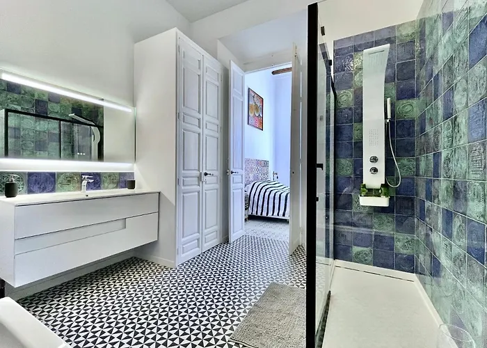 Picasso\'S Deluxe Puerta Verde