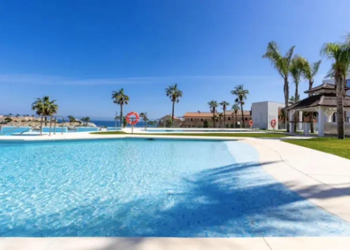 Santa Barbara Heights - Heated Pool, Gym, Bbq.