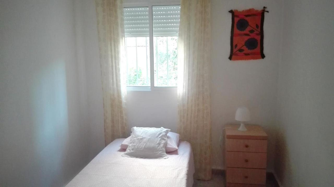 With 4 Bedrooms In With Furnished Balcony And Wifi Apartamento