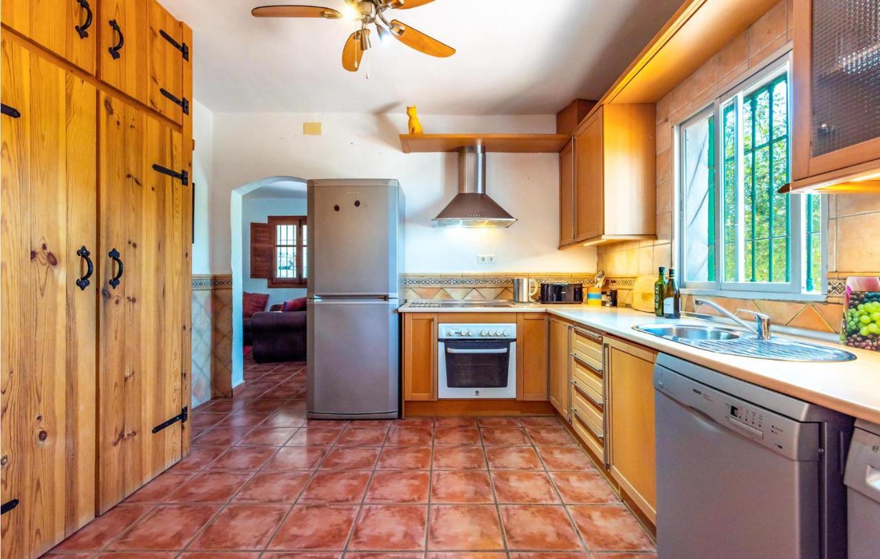 Ferienhaus Pet Friendly In Iznate With Kitchen Málaga