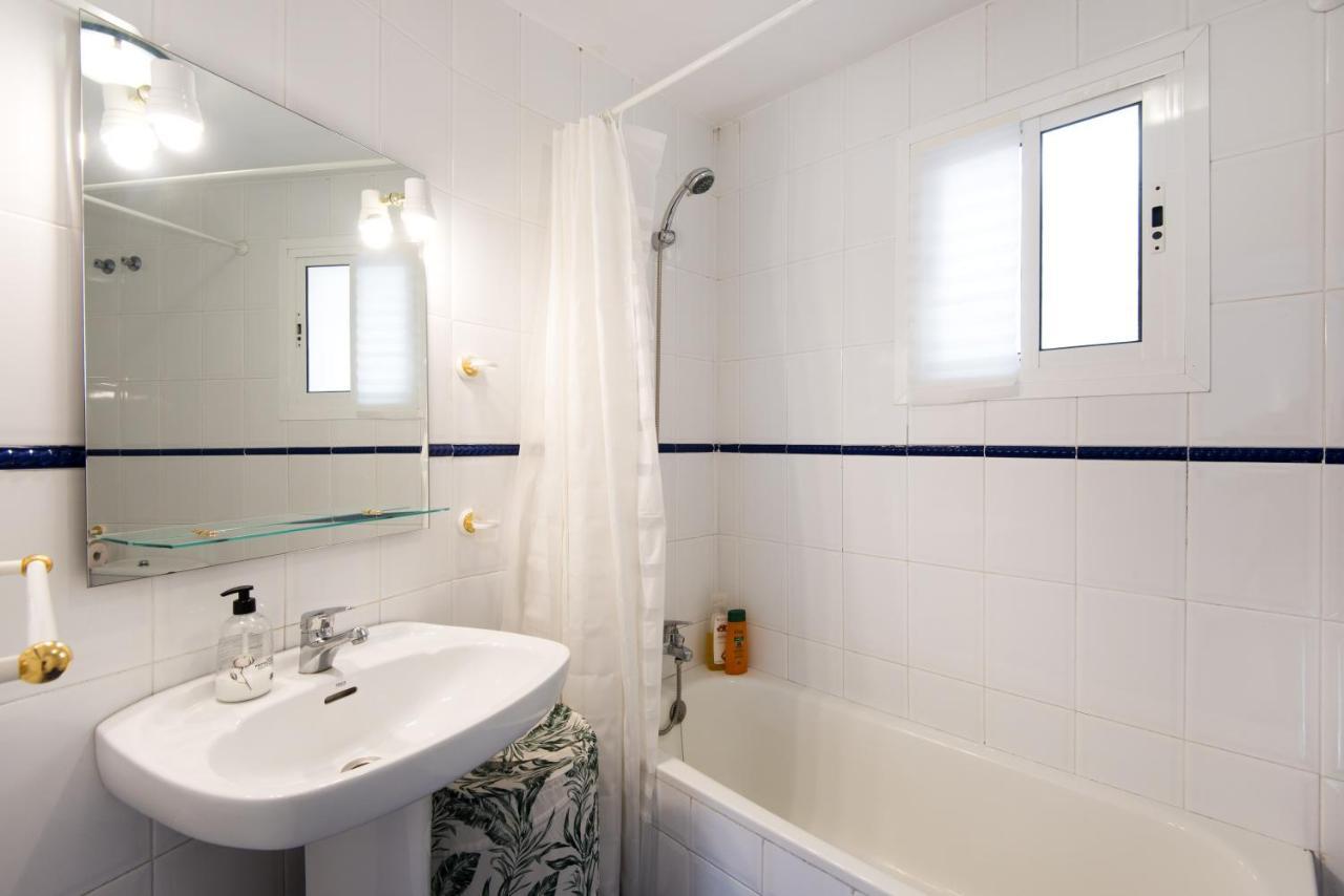 Center Location & Parking Free With Largeterrace & Bbq Apartment
