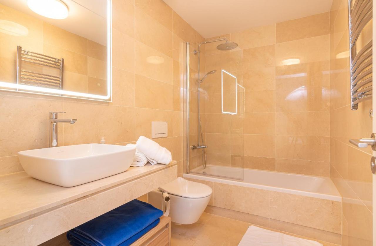 Hébergement de vacances Luxurious Townhouse With Roof Plunge Pool *