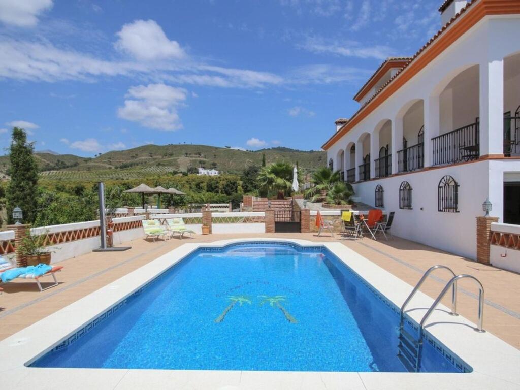 With Private Swimming Pool And Boules Court 40 Minutes From M Laga Villa