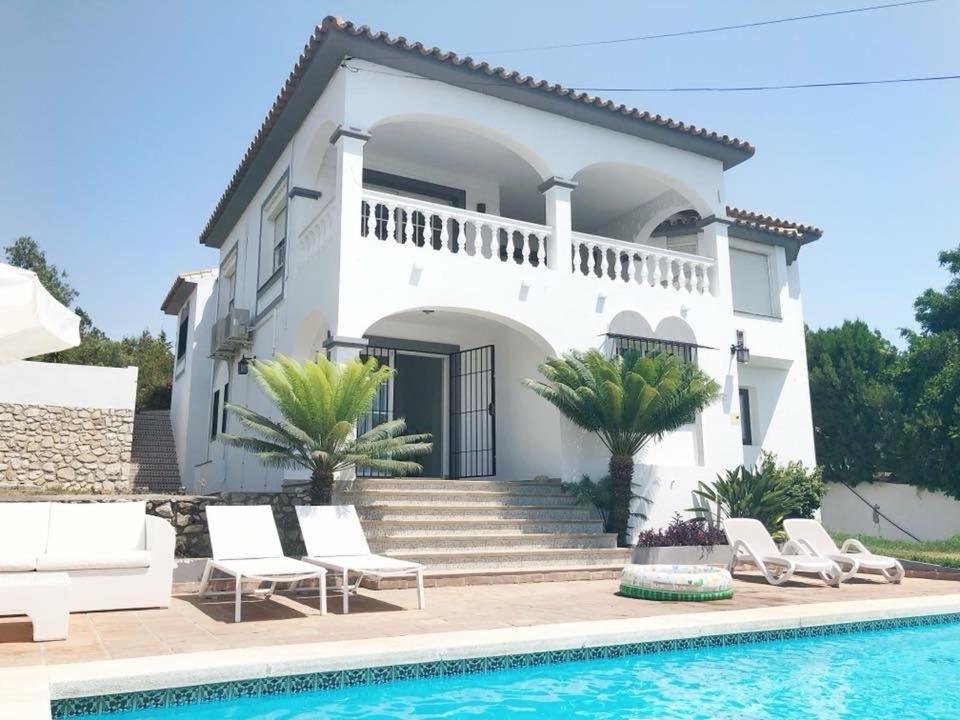 With A Big Garden And Heated Pool *