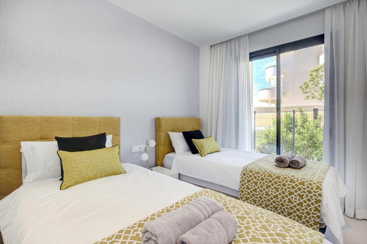 092 - Modern, Spacious El Higueron With Private Garden & Bbq