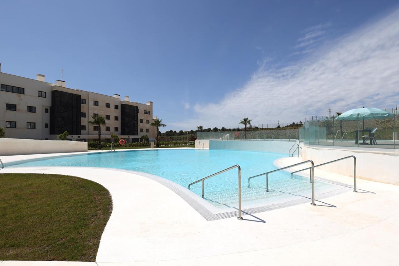 092 - Modern, Spacious El Higueron With Private Garden & Bbq *
