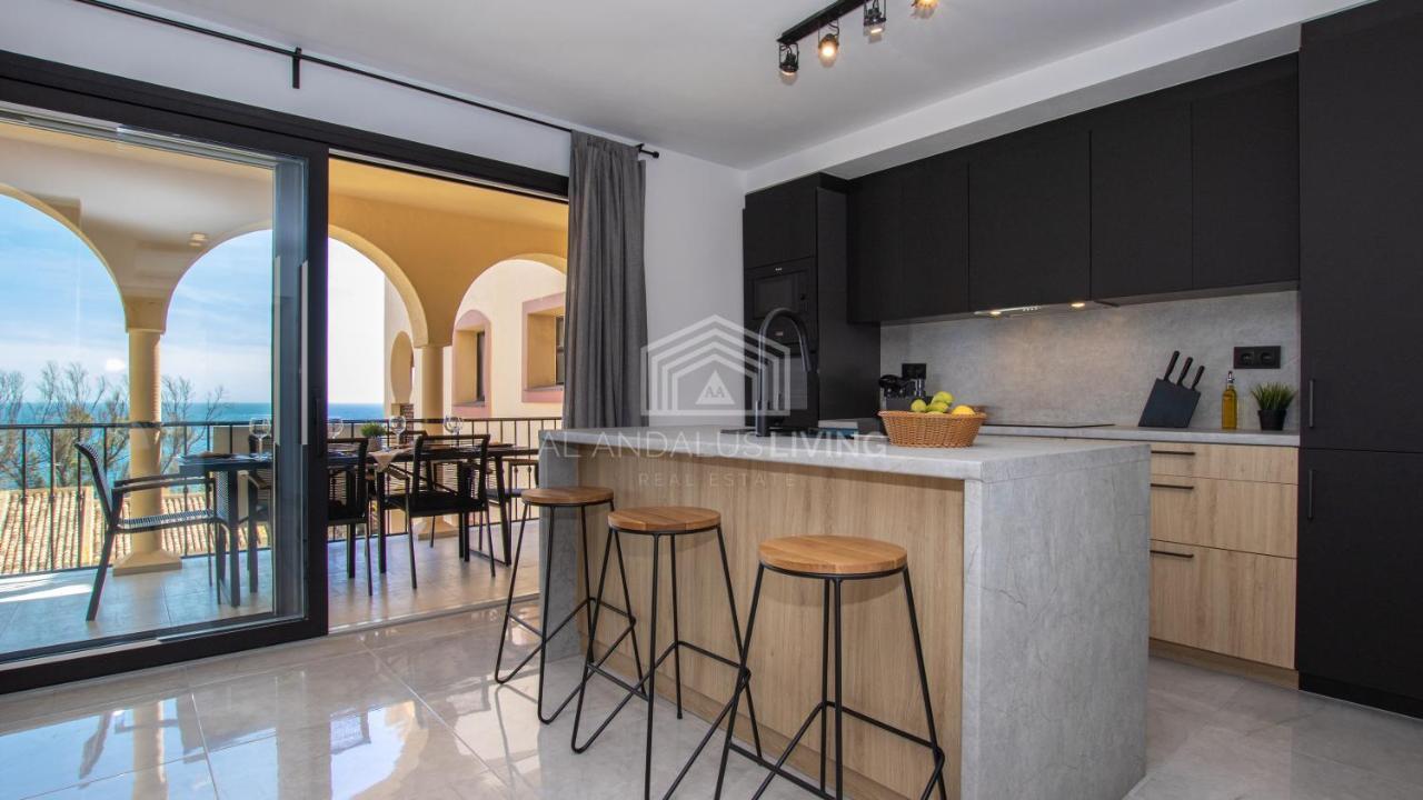 Contemporary Loft Style With Amazing Sea Views And With Direct Access To The Beach From The Community Appartement