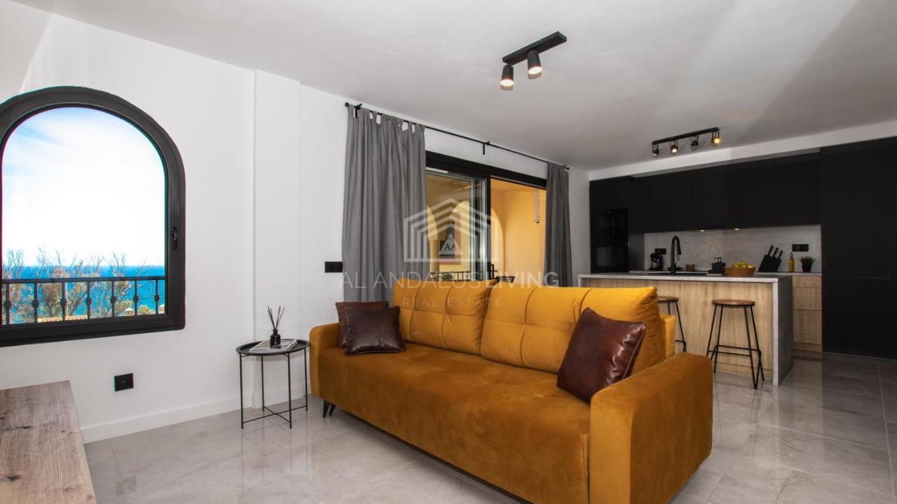 Contemporary Loft Style With Amazing Sea Views And With Direct Access To The Beach From The Community Lejlighed Málaga
