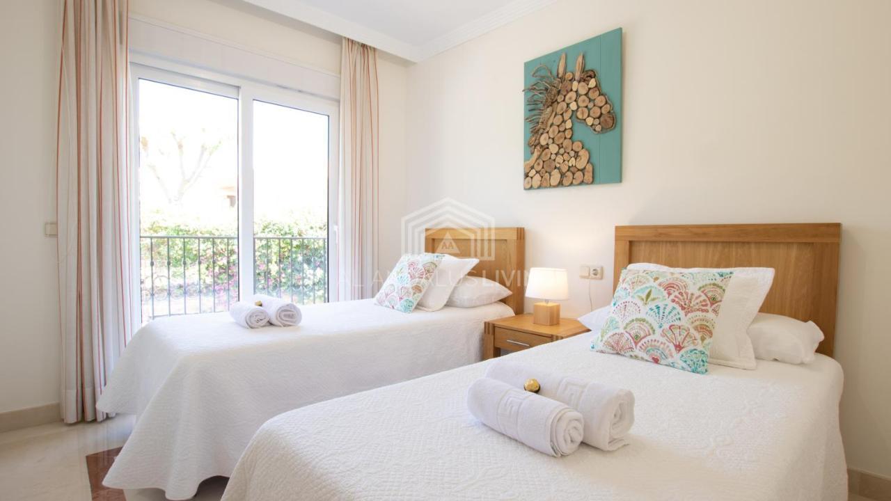Villa Spacious Perfectly Maintained House With Private Garden And Communal Pool In Riviera Del Sol Málaga