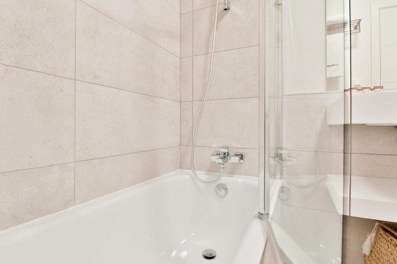 C74 - Marvelous 3 Bedroom In Historical Appartement *