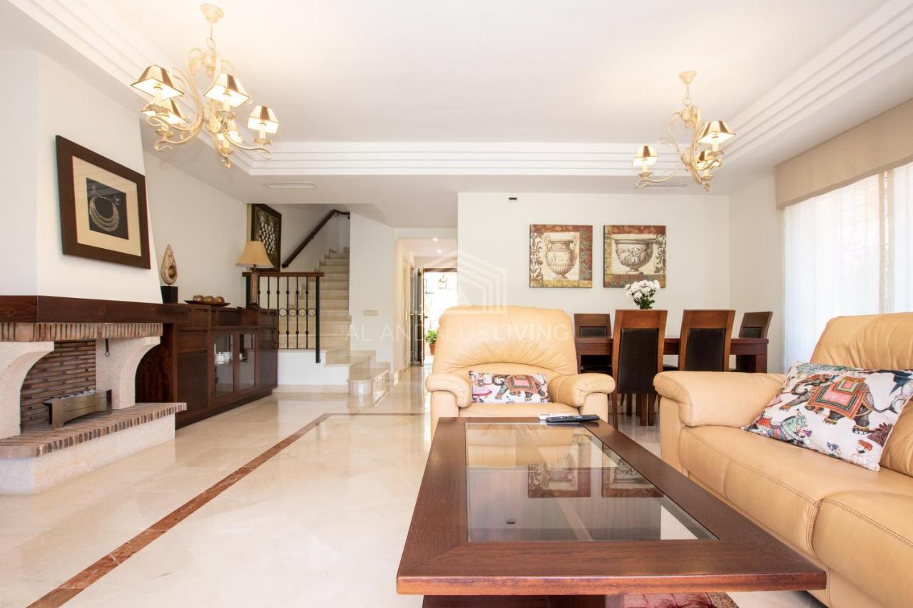 Villa Spacious Perfectly Maintained House With Private Garden And Communal Pool In Riviera Del Sol Málaga