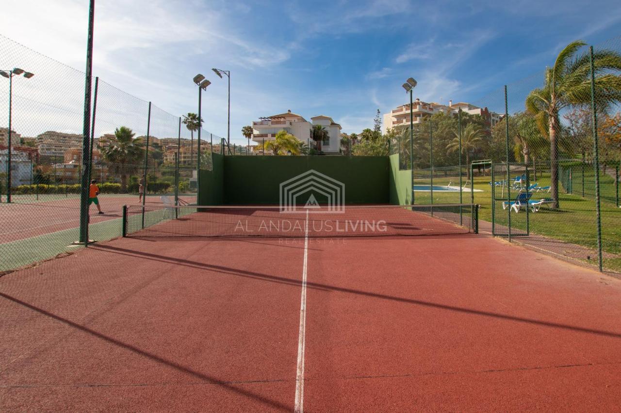 Frontline Golf In Riviera Del Sol With Interior And Exterior Pools And Tennis Court! Lejlighed Málaga