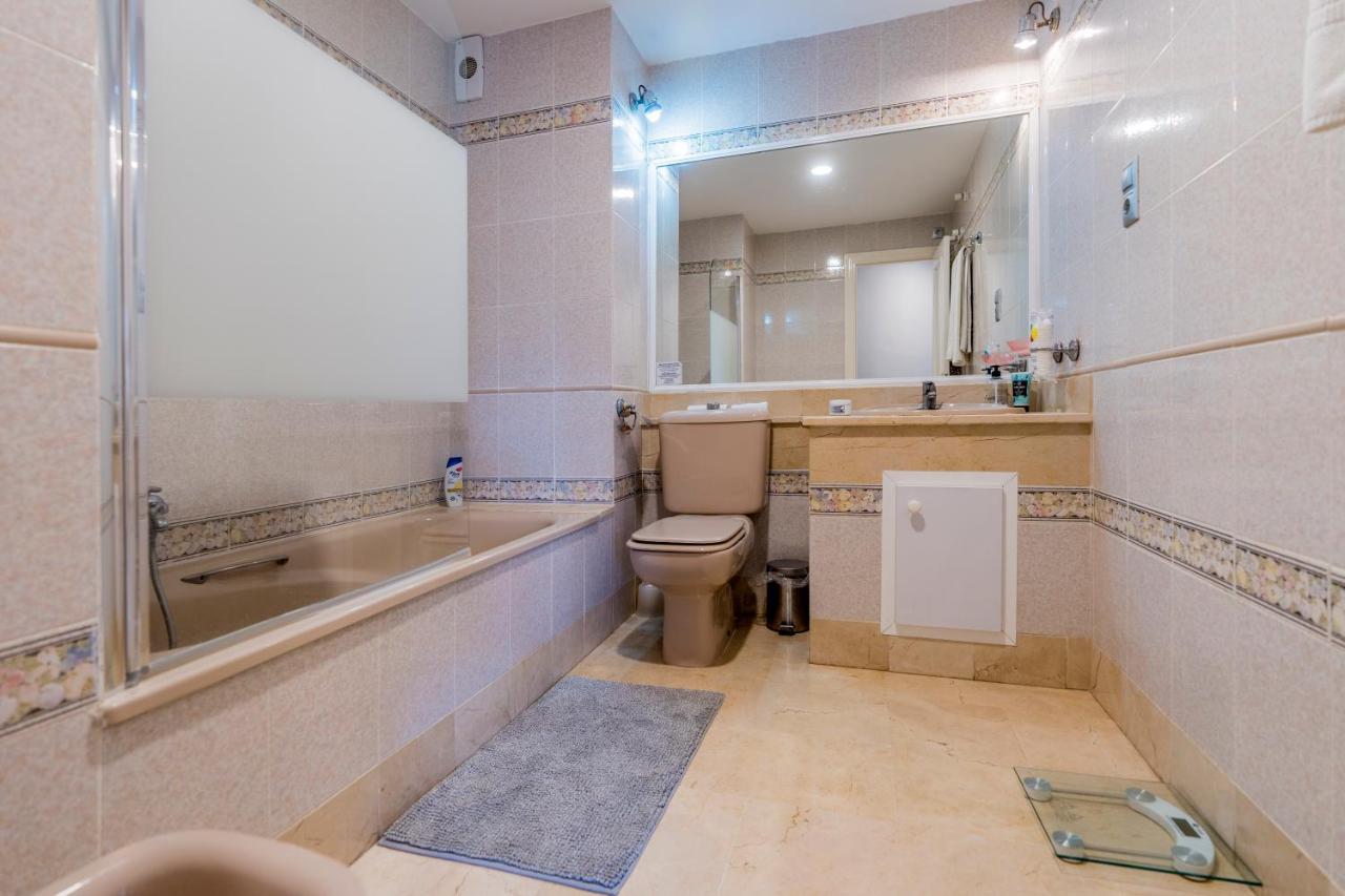 Beautiful 2 Bed With Pool And Golf Views Apartment *