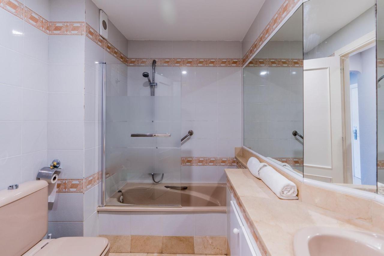 Beautiful 2 Bed With Pool And Golf Views Apartment *