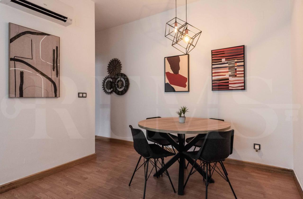 Elegant With Community Pool & Parking - Center *