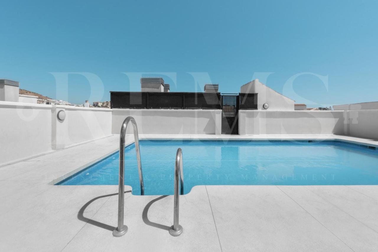 Elegant With Community Pool & Parking - Center