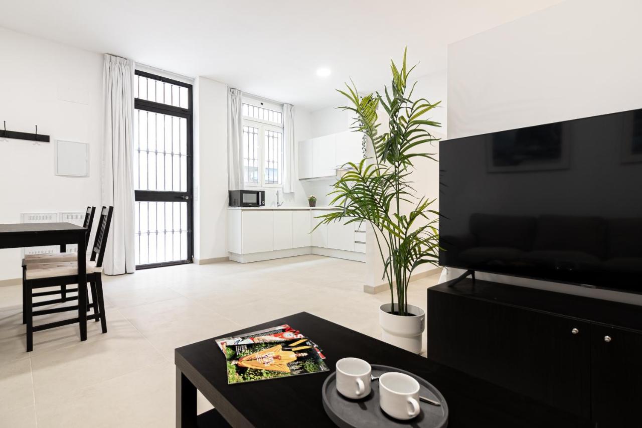 Center Flat. Center Train Station Apartment *