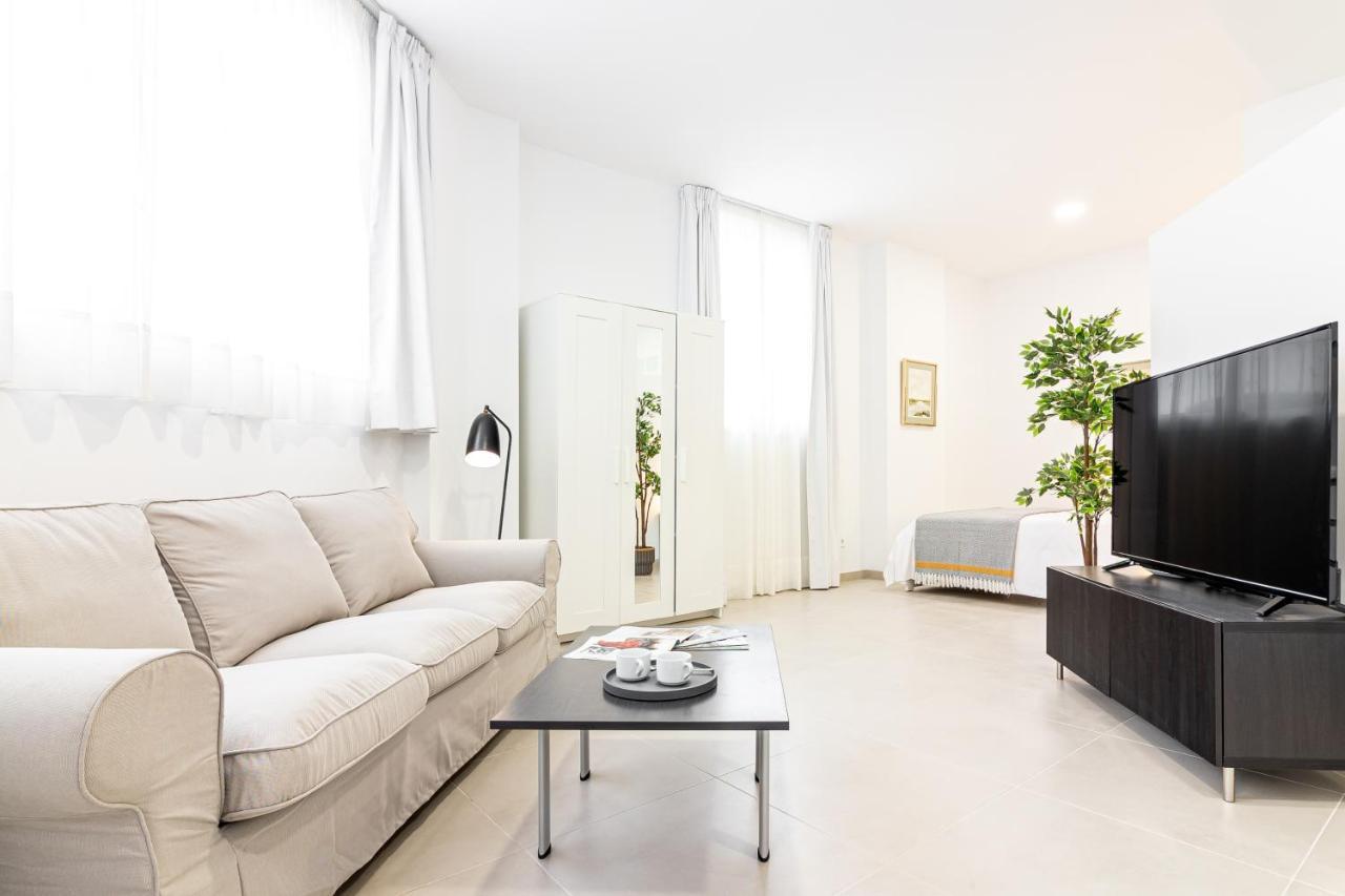 Center Flat. Center Train Station Apartment