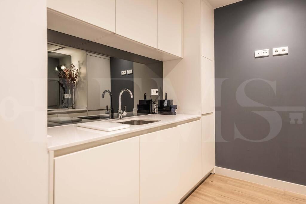 Penthouse With Rooftop In The Heart Of By Rems Apartamento
