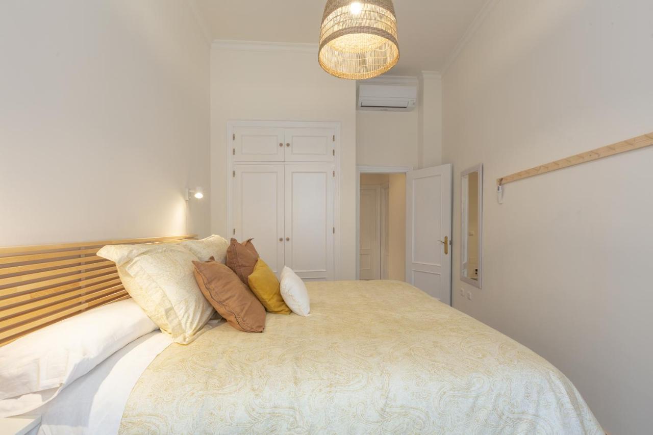 Appartement Puerta De Larios: Three-bedroom With Balconies And Patio *