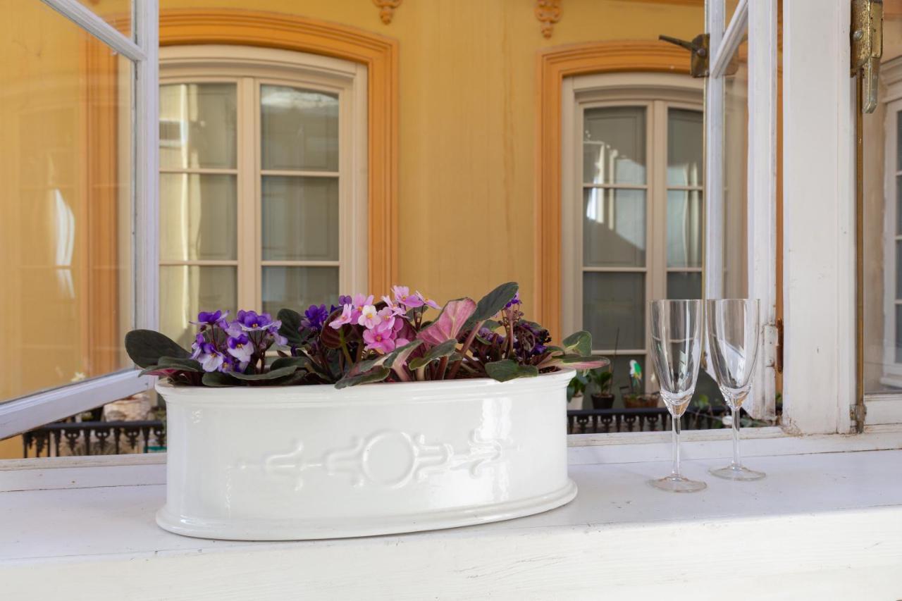 Appartement Puerta De Larios: Three-bedroom With Balconies And Patio