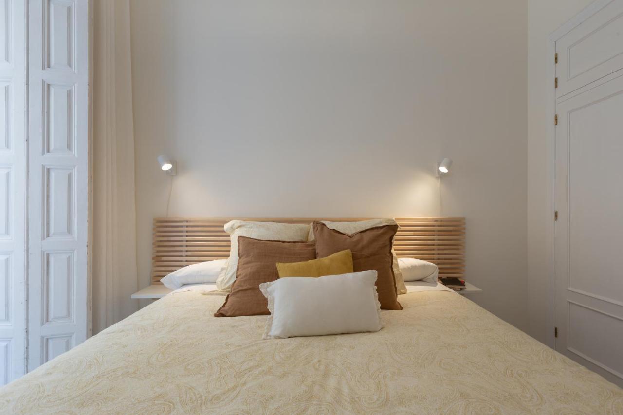 Appartement Puerta De Larios: Three-bedroom With Balconies And Patio