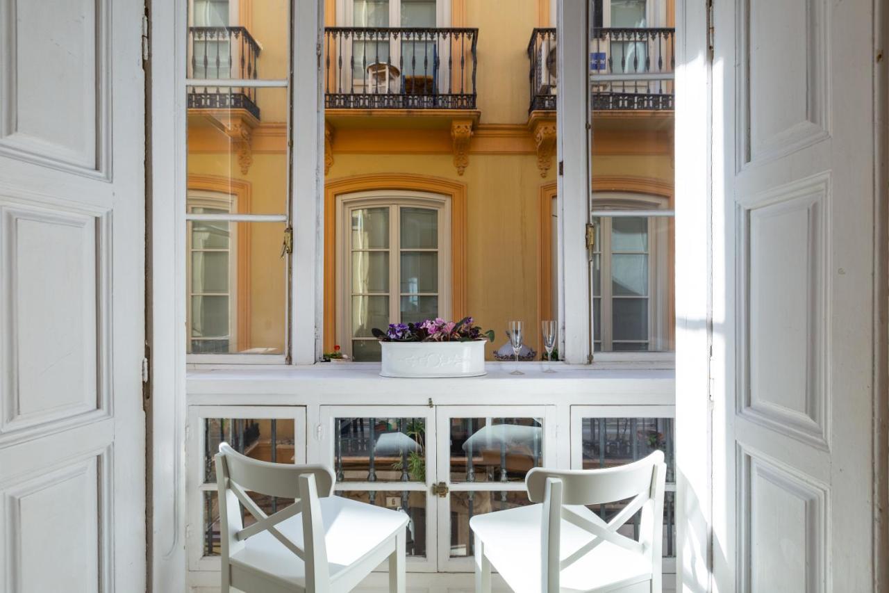 Puerta De Larios: Three-bedroom With Balconies And Patio