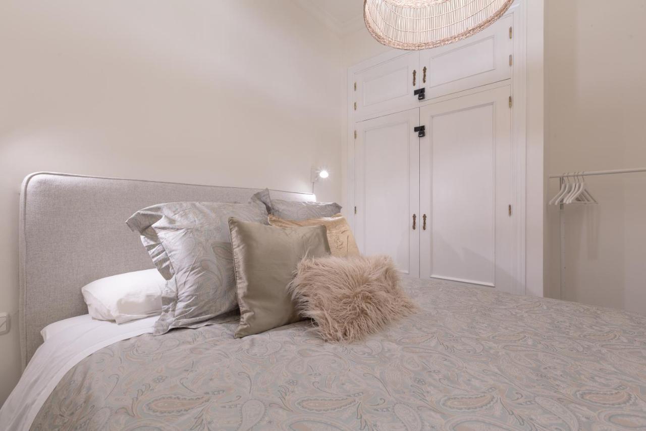 Puerta De Larios: Three-bedroom With Balconies And Patio