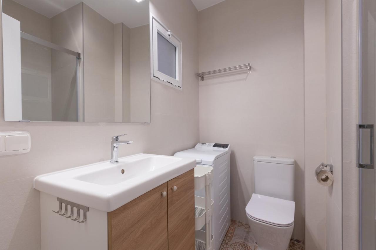 Puerta De Larios: Three-bedroom With Balconies And Patio *