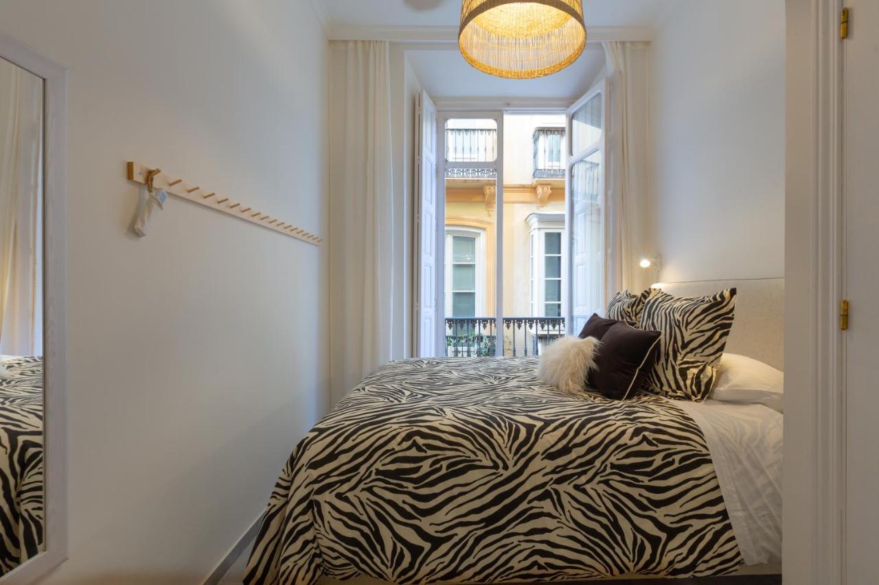 Puerta De Larios: Three-bedroom With Balconies And Patio