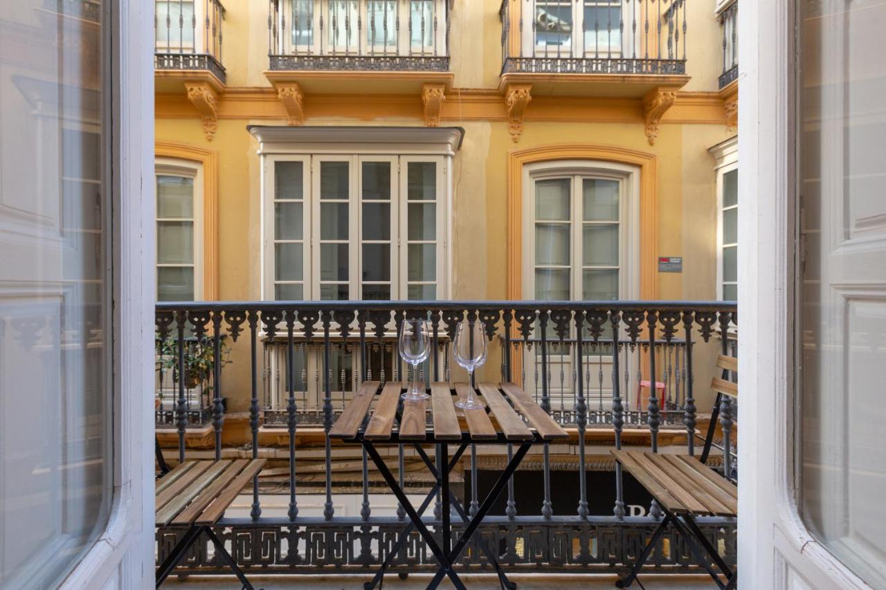 Puerta De Larios: Three-bedroom With Balconies And Patio