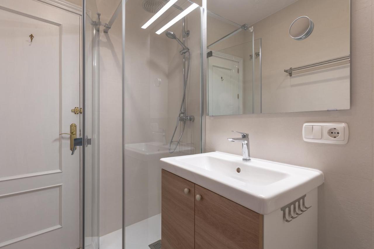 Puerta De Larios: Three-bedroom With Balconies And Patio *