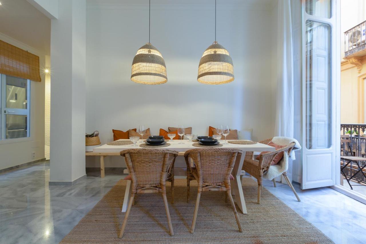 Appartement Puerta De Larios: Three-bedroom With Balconies And Patio *