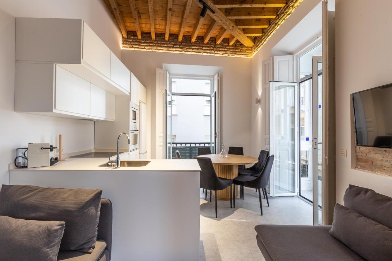 Apartment Wonderful With Three Bedrooms And Two Bathrooms In The Center *