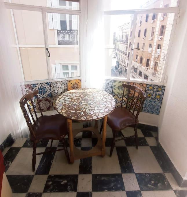 Vintage Flat Malaga