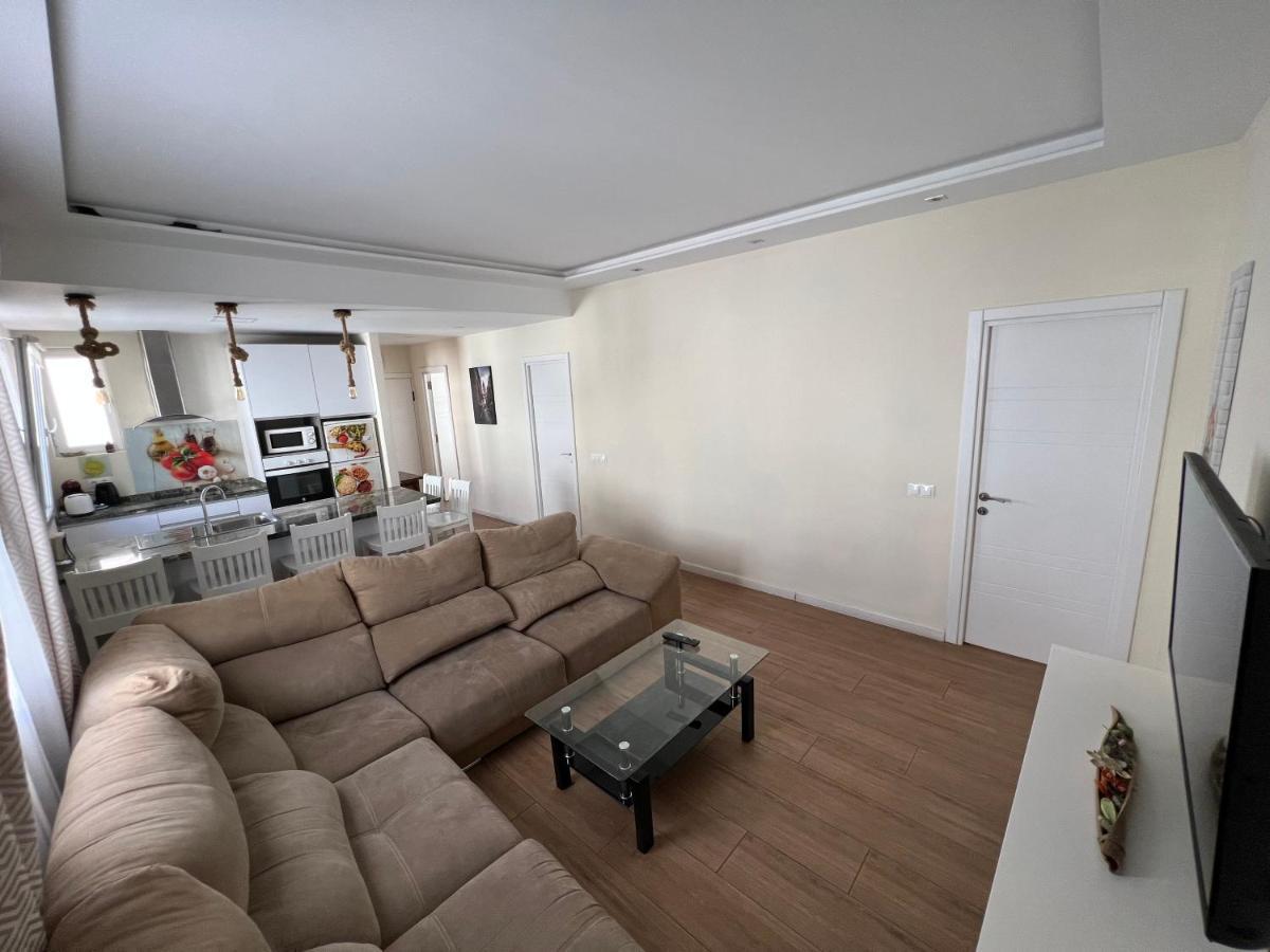 Genuar 3 Bedroom Close To Apartamento