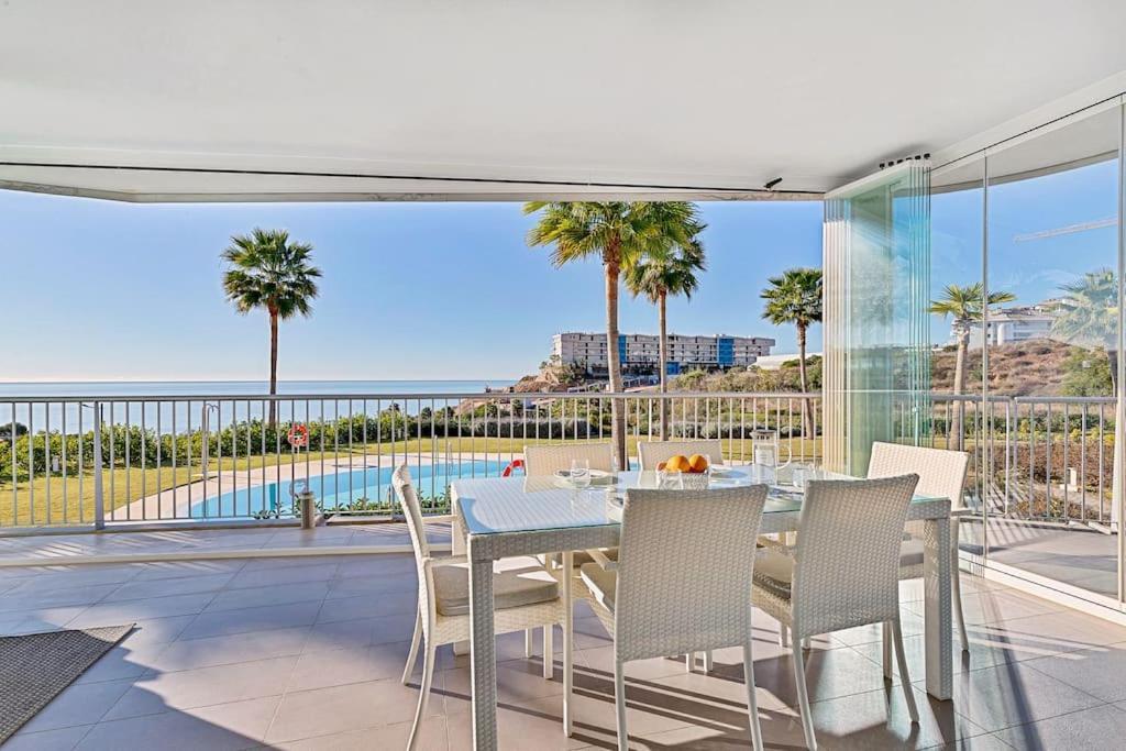 Ocean & Pool View 3-bedroom Apt. Leilighet Málaga