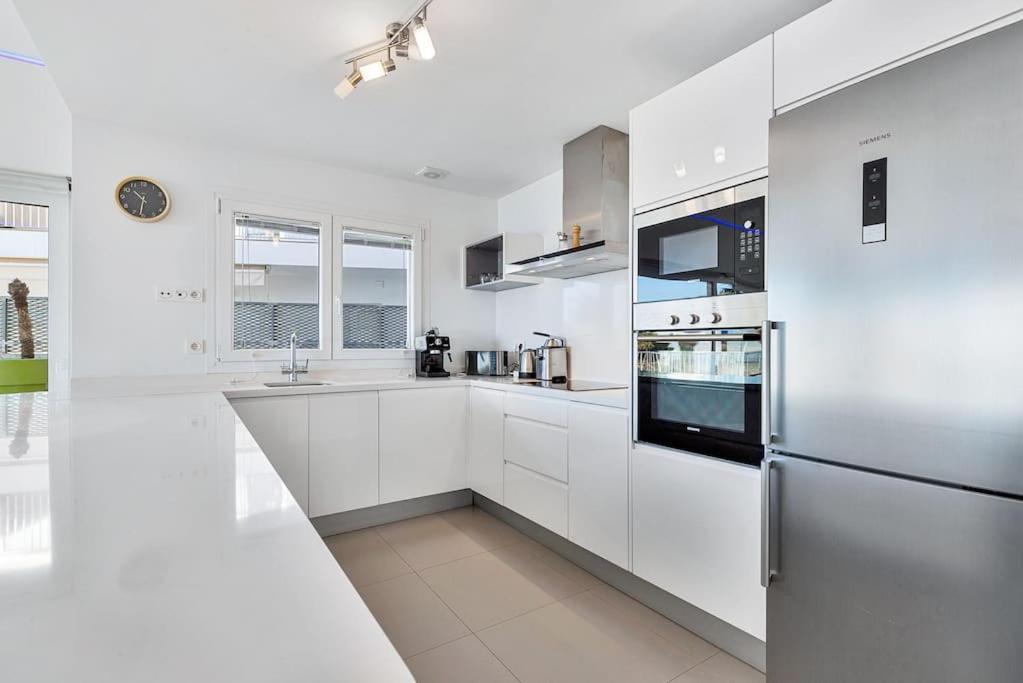 Ocean & Pool View 3-bedroom Apt. Leilighet *